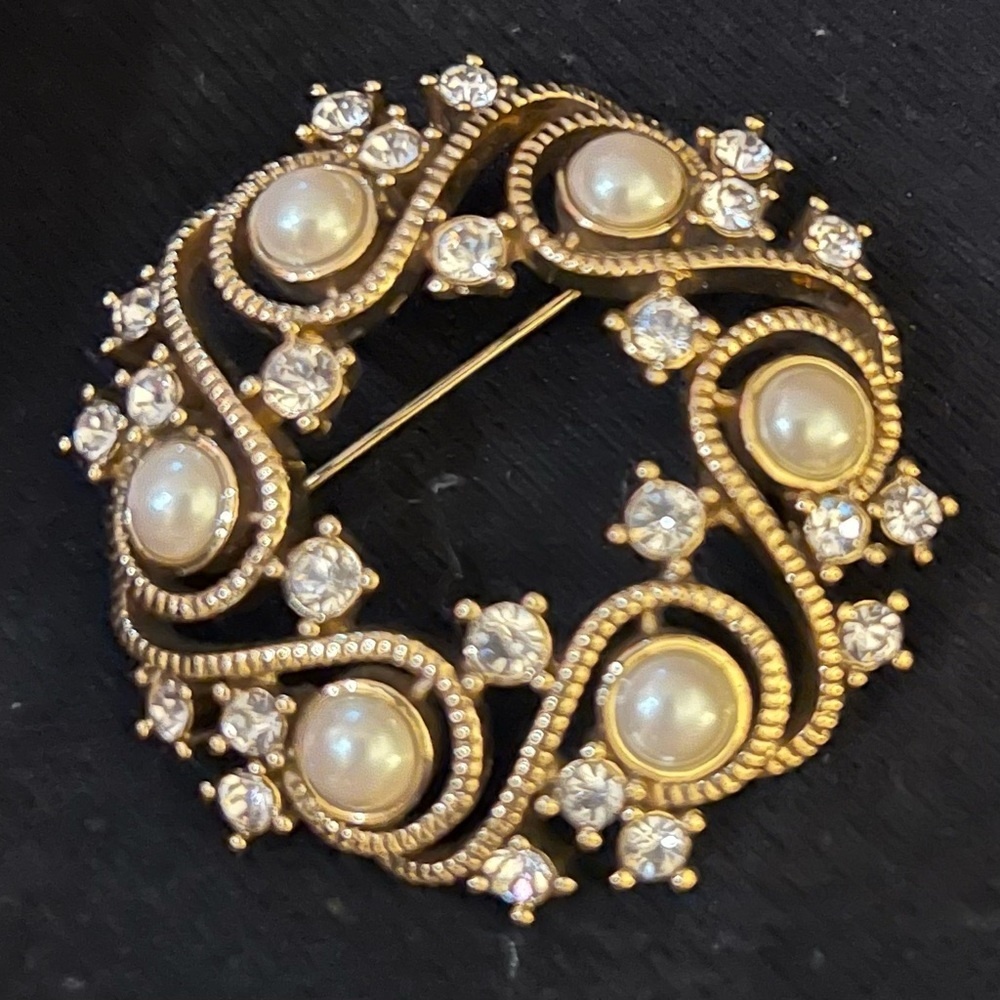 Vintage MONET Gold Tone
Brooch With Rhinestones And Pearls